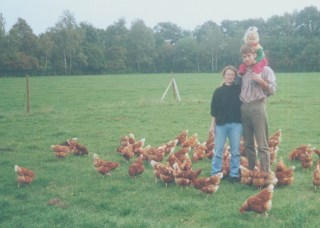 2003-01-07; Kudammhof Friederike, Johannes und Kind bei Freilandhuehnern