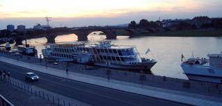 04-09; Dresden; Touristenschiff; von Peter