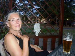 08-07; Melnik; Heidi beim Bier 01