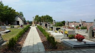 08-16; Serec; See von gegenüber; Friedhof