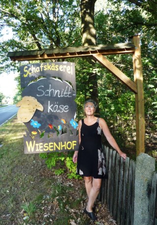 08-27; Leippe, Schäferei; Eingang mit Heidi