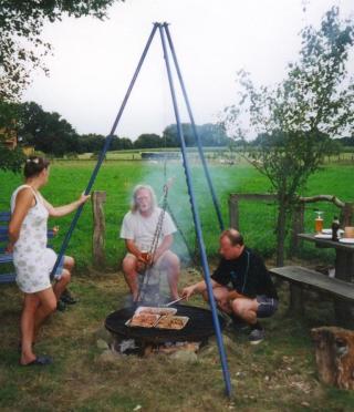 2002-05-01; Horst, Heidi und ich am Grill