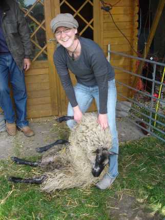 Karolin Buenting beim Scheren