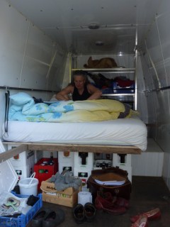 Heidi macht das Bett