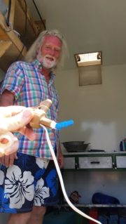 Silvia Cassoran auf ihrer Reise vom Nordcap bis Albanien. - Der reparierte Wasserhahn