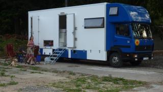 Heidi holt sich ein neues Bier