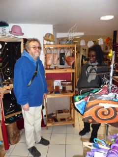 Barikissou mit Harry vor ihrem Ledersortiment