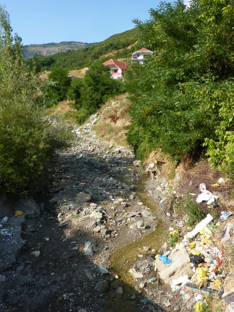 Eingang über die Müllhalde