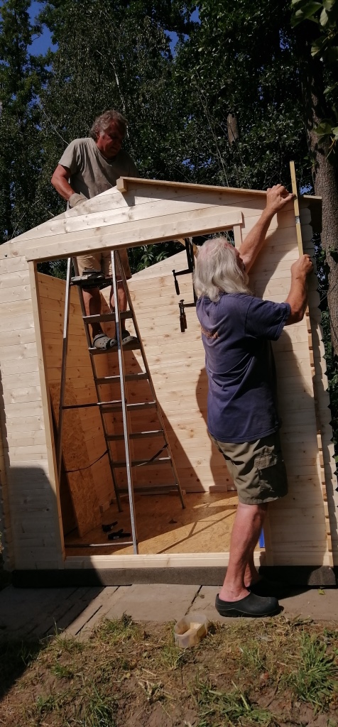 Und gleich ist das Dach drauf