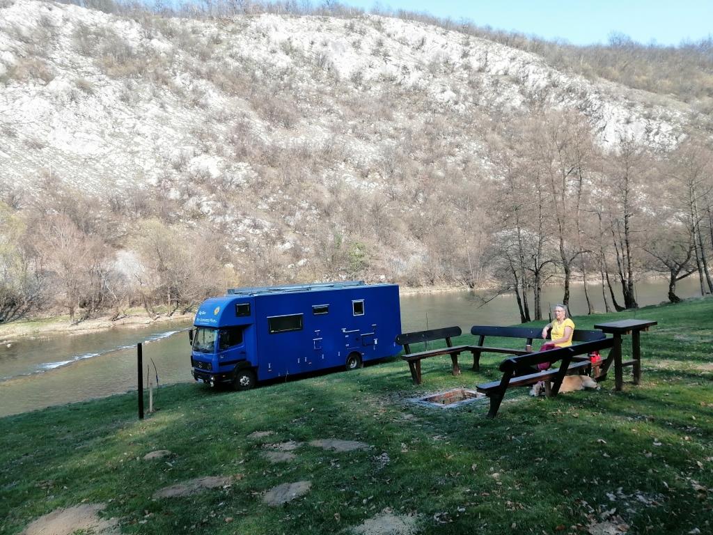 Eine freurige Frau, feuriges Auto und Feuerstelle