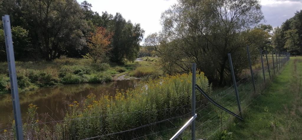 An der gesamten Neiße steht dieser Zaun