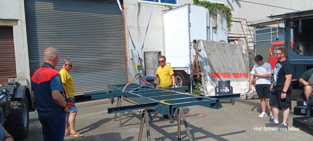 Der Rahmen hängt in der Lasche. 0,0 kg