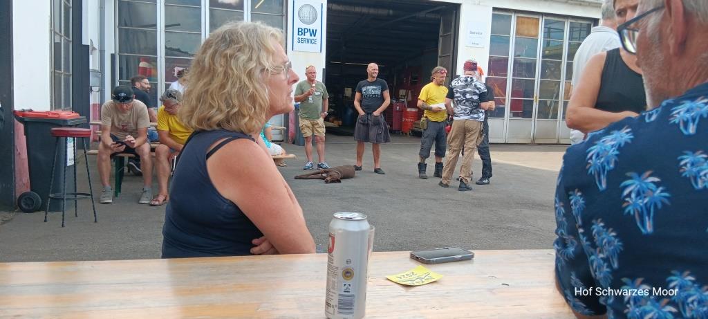 Jeder kennt jeden, irgendwie