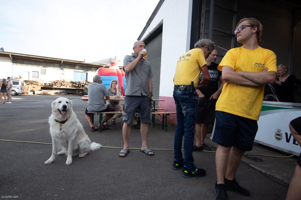 Einer wartet, einer zahlt und einer trinkt, das nennt sich Hierarchie