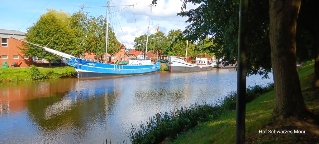 Im Kanal vor dem Schifffahrtsmuseum