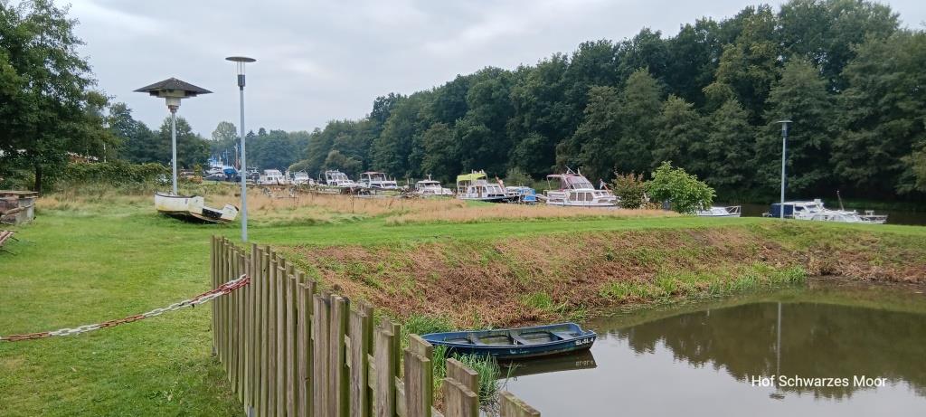 Im Vordergrund die Marina